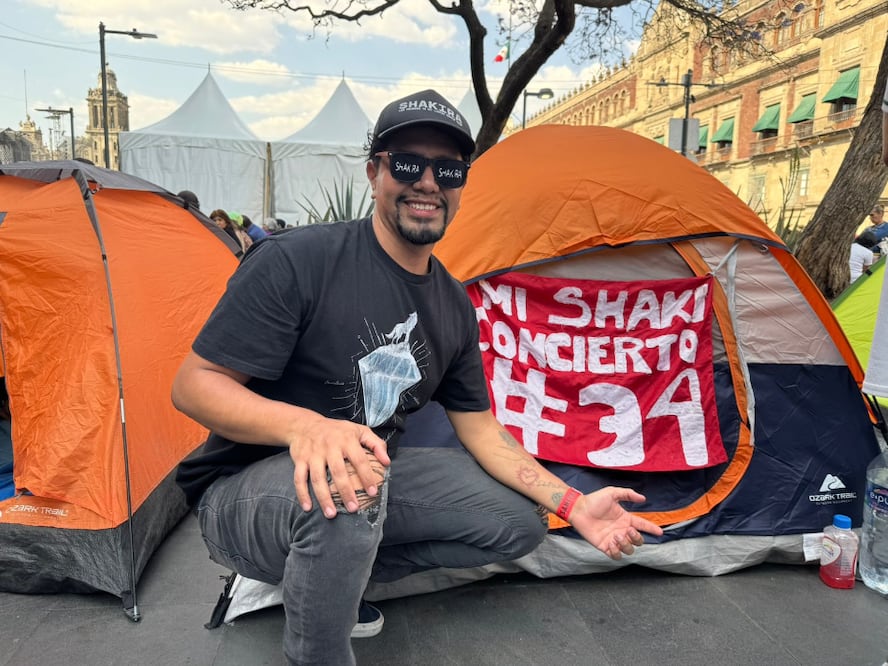 Esaú López, fanático de Shakira acampa, este sábado, 27 de febrero de 2026, en las inmediaciones del Zócalo capitalino.
Foto: César González / EL UNIVERSAL