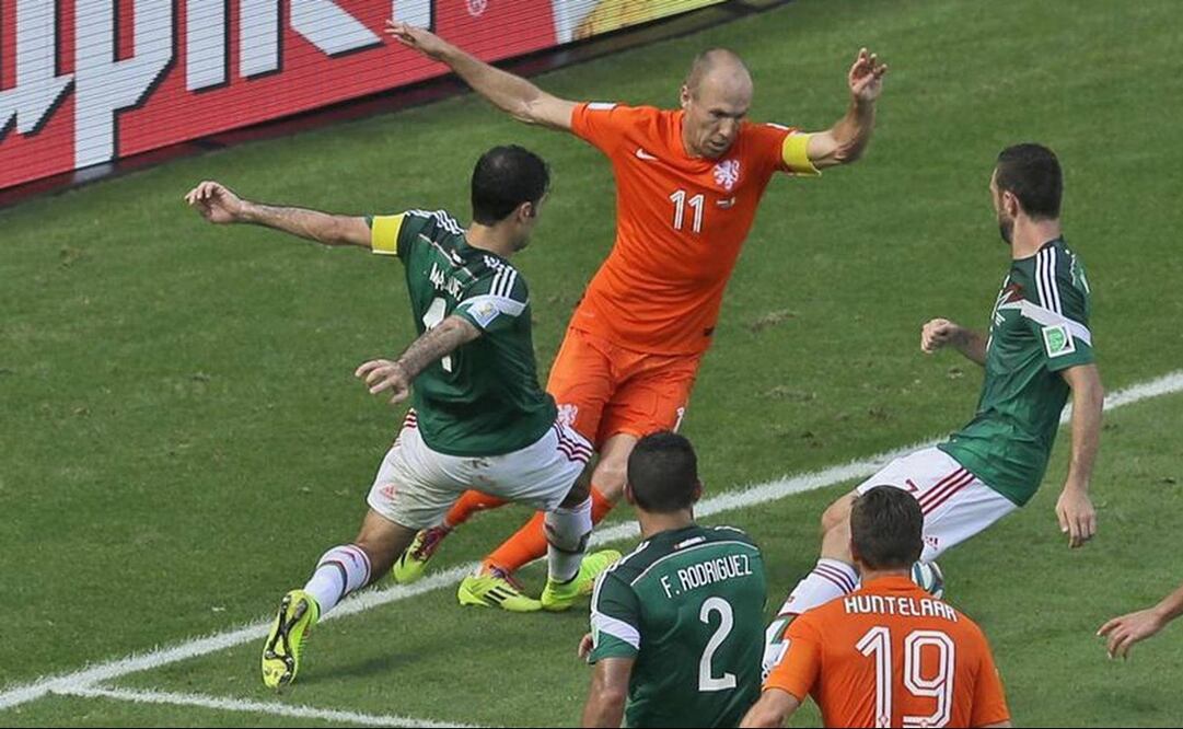 Rafael Márquez y Arjen Robben del Mundial del 2014 - FOTO: Especial