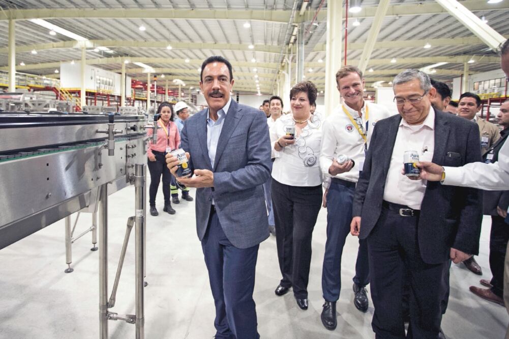 El gobernador del estado, Omar Fayad, durante un recorrido por las instalaciones de la nueva planta de la Cervecería Modelo en Apan, destacó que el proyecto impactará positivamente en los sectores agropecuario, de movilidad y turismo.