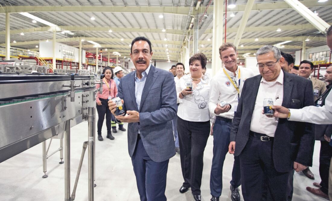 El gobernador del estado, Omar Fayad, durante un recorrido por las instalaciones de la nueva planta de la Cervecería Modelo en Apan, destacó que el proyecto impactará positivamente en los sectores agropecuario, de movilidad y turismo.
