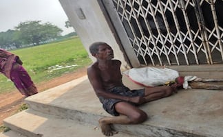 VIDEO: En India, hombre lleva los restos de su hermana al banco para demostrar su muerte; no tenía certificado de defunción