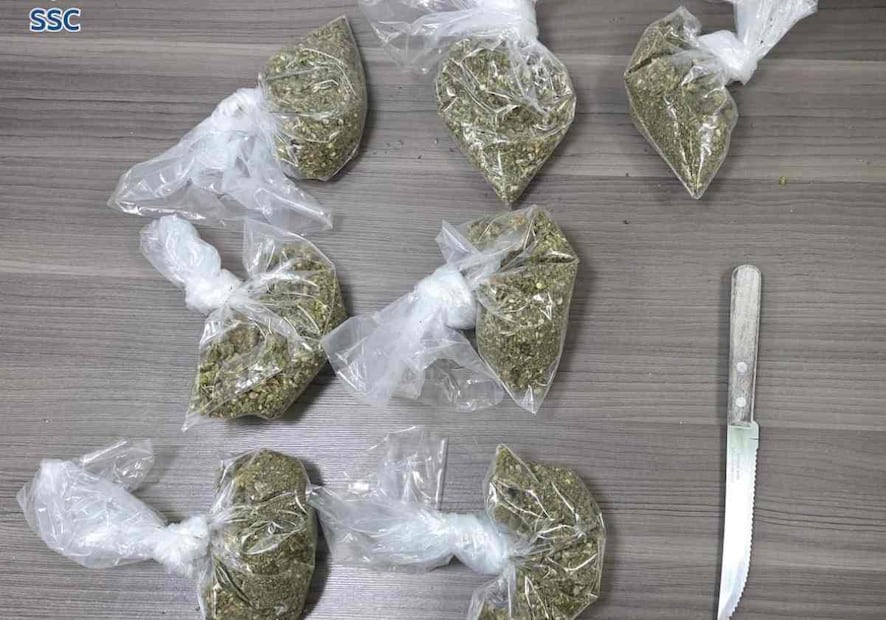 Al sospechoso se le encontraron seis bolsas con marihuana y un cuchillo de unos 20 centímetros de largo. Foto. Especial
