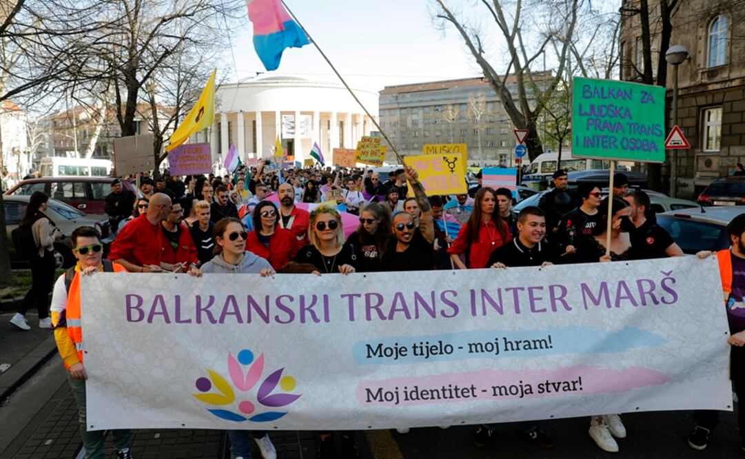 Los manifestantes desfilaron por las calles del centro de Zagreb, capital de Croacia, escoltados por fuerzas especiales de la policía. Foto: AFP