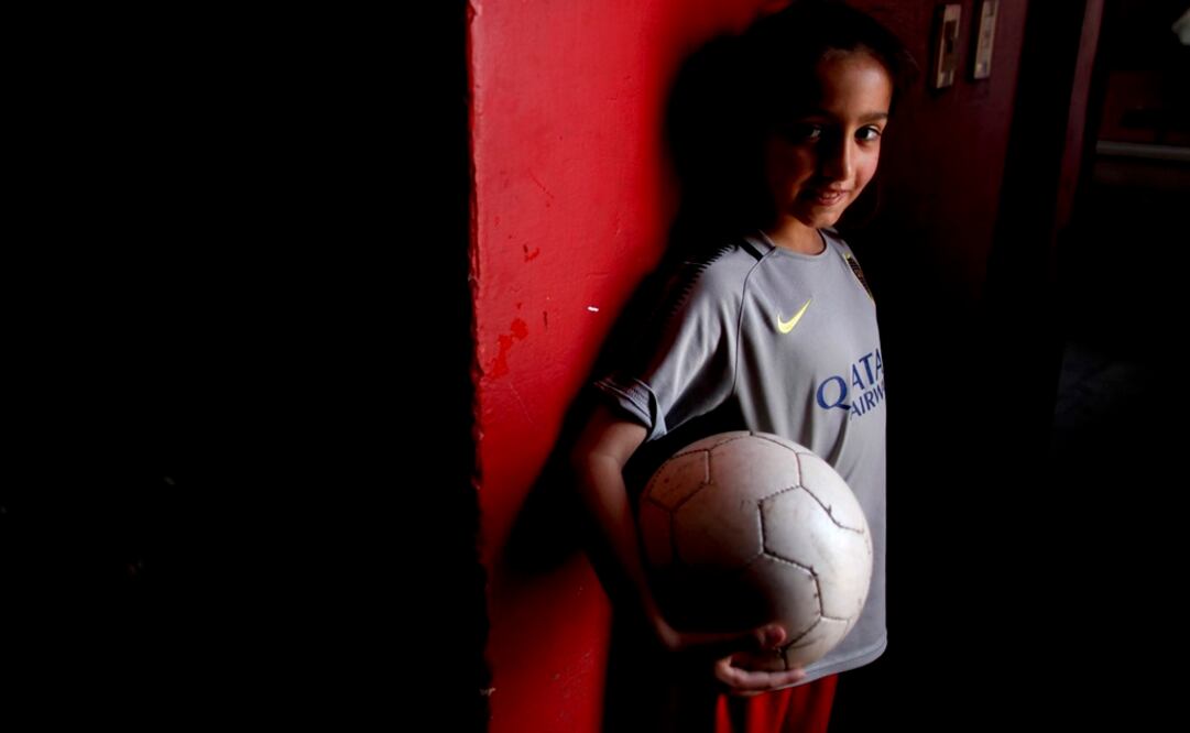 Candelaria Cabrera tiene 7 años y juega en el club Huracán de Chabás, su pueblo natal situado a 370 kilómetros al norte de Buenos Aires (Fotos: AP)