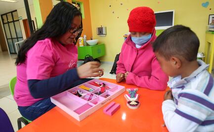 Papás de niños con cáncer recaban firmas para garantizar tratamientos oncológicos