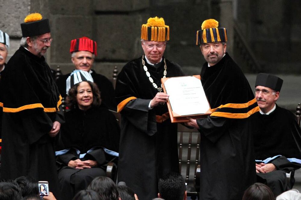 Por sus méritos excepcionales y sus contribuciones a las artes, las letras, las ciencias y aportaciones relevantes a la sociedad, la Universidad Nacional Autónoma de México hizo entrega del honoris causa 11 destacados académicos nacionales y extranjeros. 