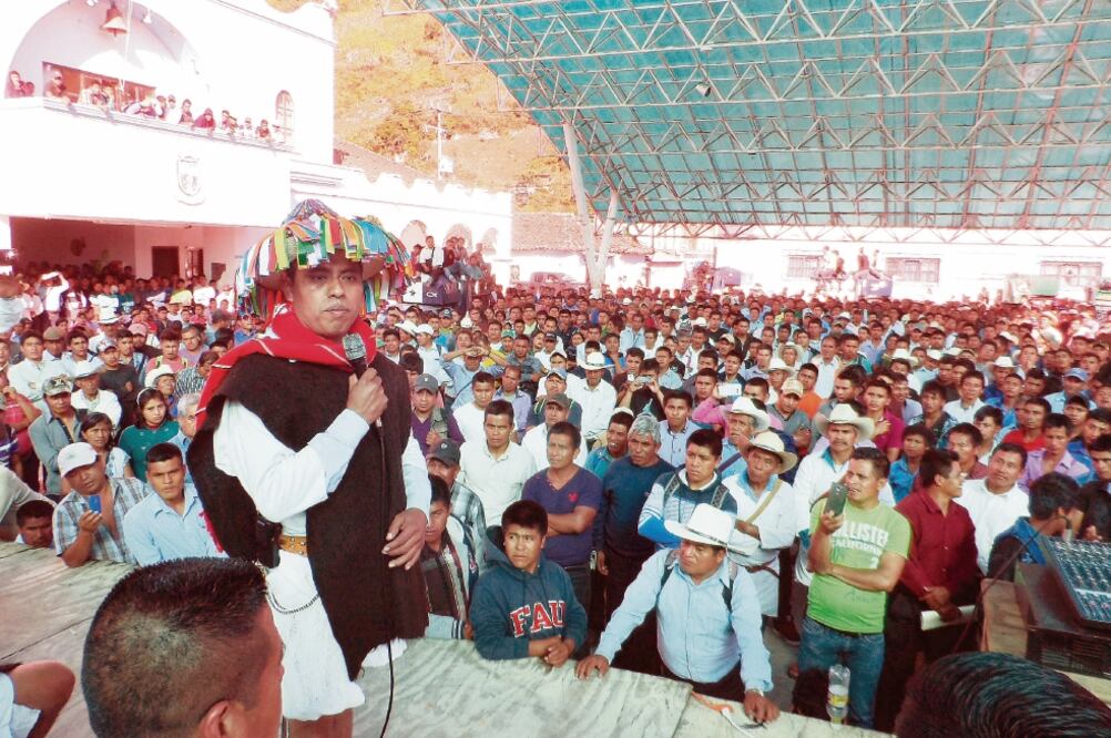 Lorenzo Pérez asumió el cargo de síndico frente a la cabecera municipal sin la presencia de la alcadesa Rosa Pérez Pérez, quien sigue desaparecida. (FREDY MARTÍN. EL UNIVERSAL)