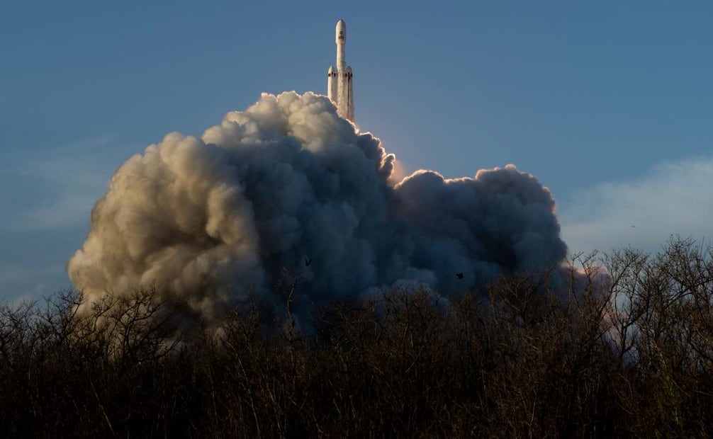 Esta imagen facilitada por la NASA muestra el lanzamiento de un cohete Falcon Heavy de SpaceX con el observatorio espacial Roman Telescope desde el Centro Espacial Kennedy en Cabo Cañaveral, Florida, el domingo 30 de agosto de 2026. Foto: AP