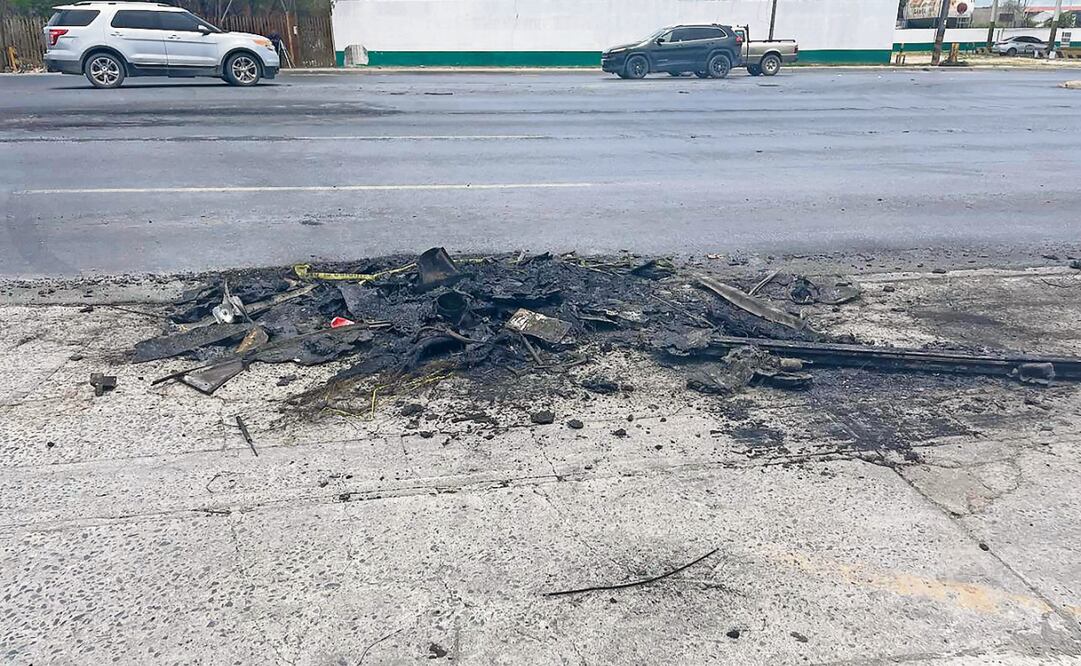 La mañana del martes se podía ver, sobre la banqueta, un montón de restos ennegrecidos. Foto: Sandra Tovar / EL UNIVERSAL