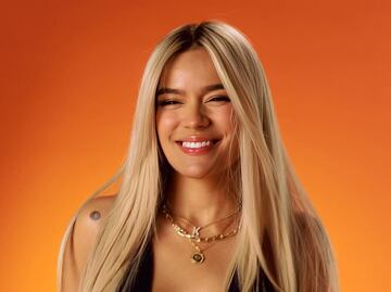 Karol G brilla con elegante vestido negro en la premier de su documental