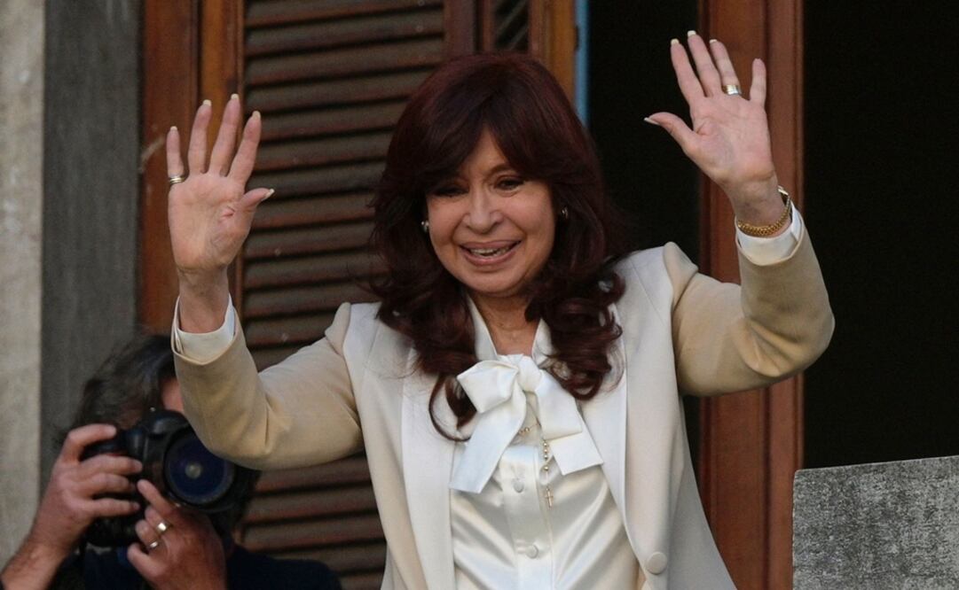 La vicepresidenta de Argentina, Cristina Fernández de Kirchner, saluda a sus seguidores desde un balcón del Congreso en Buenos Aires. Foto: AFP 