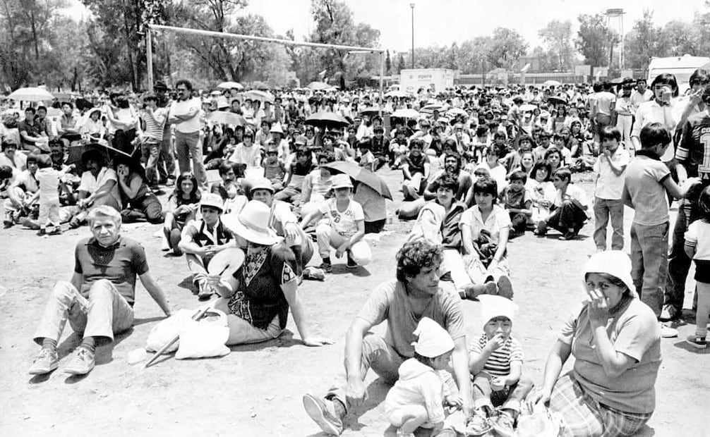 Asistentes sentados en el piso durante la final del mundial México 86. Se planeó instalar pantallas gigantes en campamentos de damnificados por el sismo de 1985, pero las delegaciones desistieron de la idea; todavía quedaban 40 mil afectados sin hogar. Foto: José Luis Rocha/Archivo EL UNIVERSAL.