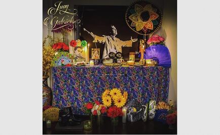 Hijos de Juan Gabriel lo recuerdan con ofrenda