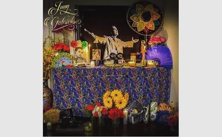 Hijos de Juan Gabriel lo recuerdan con ofrenda