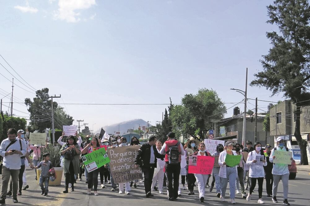 Desde las 16:00 horas del viernes, alumnos del IPN, vecinos y familia de la joven realizaron una marcha en la alcaldía Tláhuac para exigir su aparición con vida. Foto: IGNACIO RAMÍREZ. EL UNIVERSAL