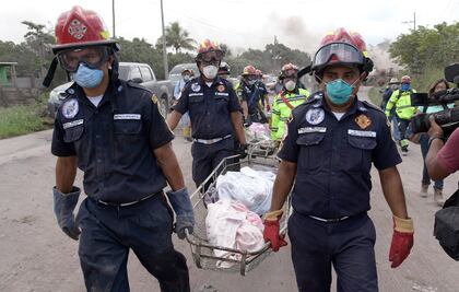 Sube a 99 la cifra de muertos por erupción del Volcán de Fuego en Guatemala