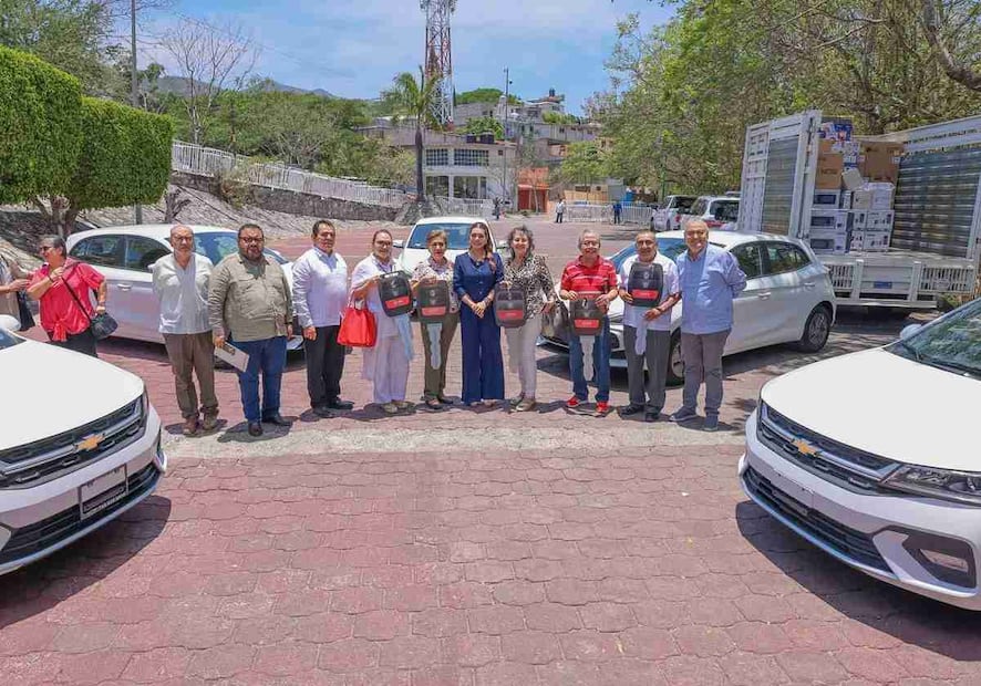 La mandataria les entregó automóviles y electrodomésticos sorteados entre docentes activos y jubilados. Foto: Especial