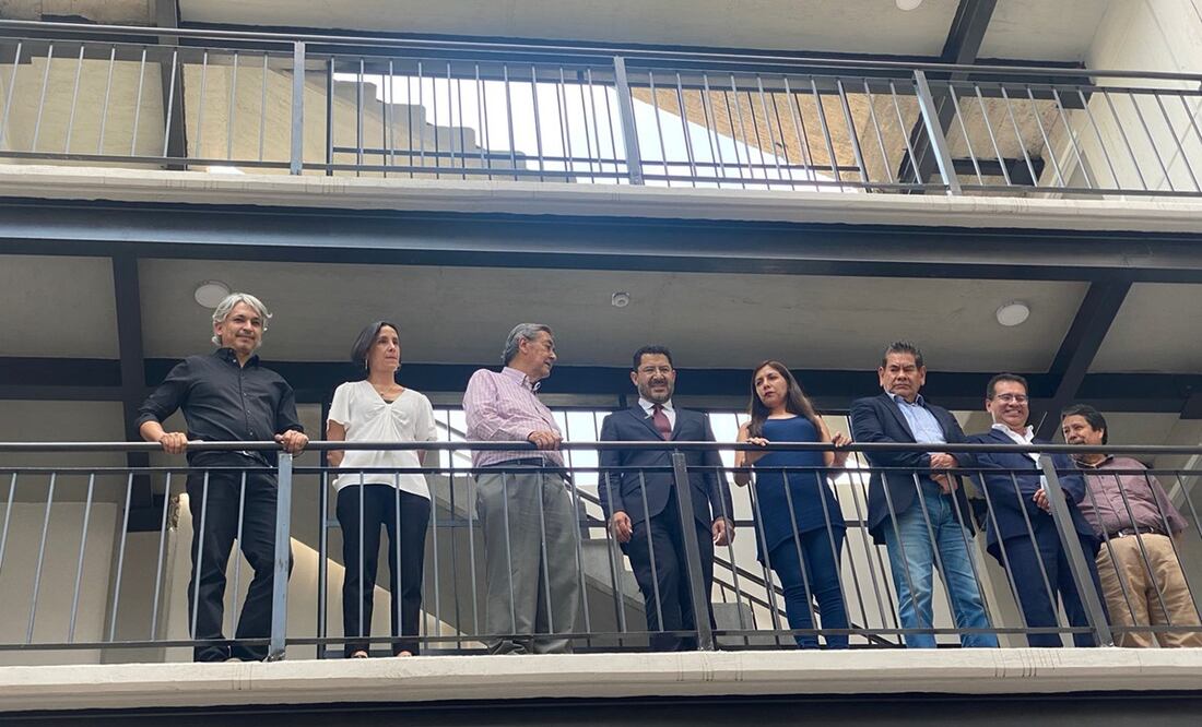 Martí Batres visitó una unidad habitacional en la colonia Pensil Norte, en Miguel Hidalgo, donde fueron edificados departamentos en un predio afectado por explosión hace más de 2 años. Foto: Especial