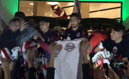 Afición de Chivas lleva serenata al hotel de concentración