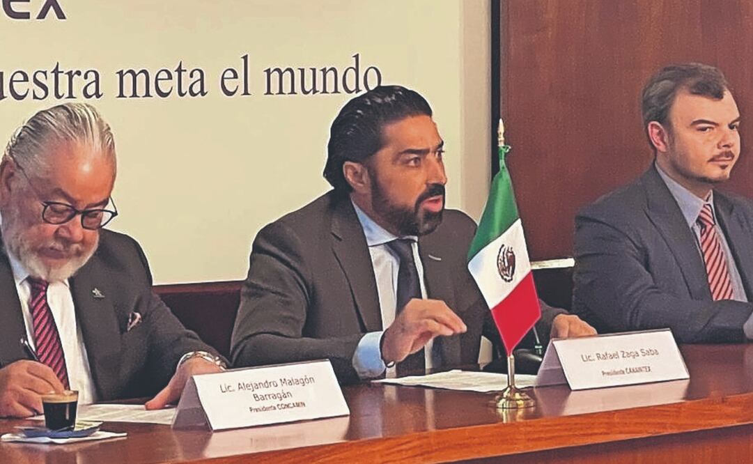 El presidente de la Cámara Nacional de la Industria del Vestido, José Pablo Maauad (der.), aseguró que el arancel a la importación de textiles no tendrá un impacto inflacionario. Foto Especial