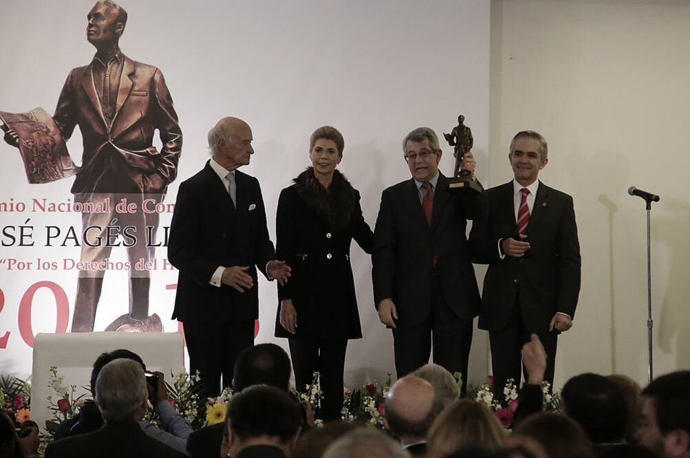 El articulista Mauricio Merino recibió el premio Democracia y Rendición de Cuentas. 