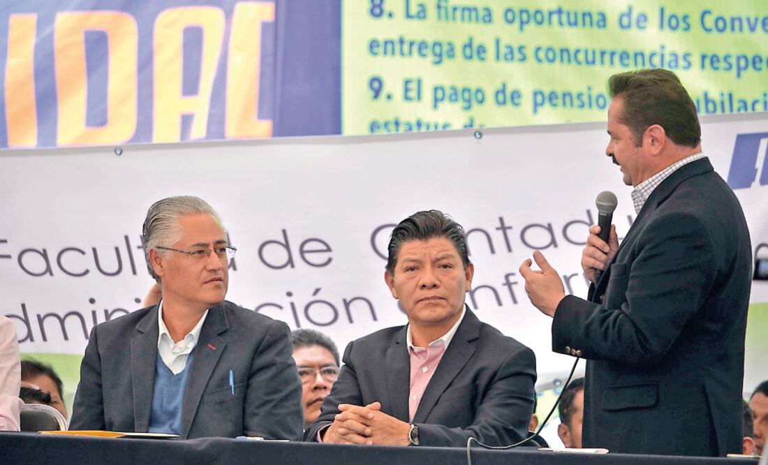 El rector de la Universidad Autónoma del Estado de Morelos, Alejandro Vera; el secretario de Gobierno, Matías Quiroz, y otras autoridades tuvieron una mesa pública para hablar de la institución (CIUDADANOS MX)