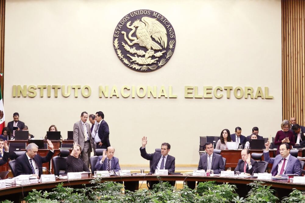 La Comisión de Quejas y Denuncias aprobó proponer al pleno del INE sanciones por 77.9 millones de pesos a MC y al PRI por incurrir en omisiones que hicieron posible la difusión de millones de datos del Listado Nominal de Electores (LUCÍA GODÍNEZ. EL UNIV)