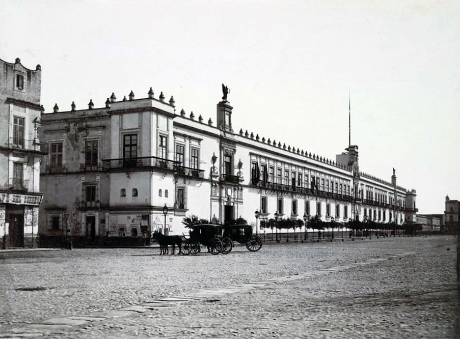 El edificio
de la esquina
de Moneda y Seminario albergó la primera sede de la Real y Pontificia Universidad de México y, durante más de un siglo, la legendaria cantina El Nivel. Fotografía de finales de la década de 1940. Imagen: Col. Villasana-Torres. Crédito: Picasa