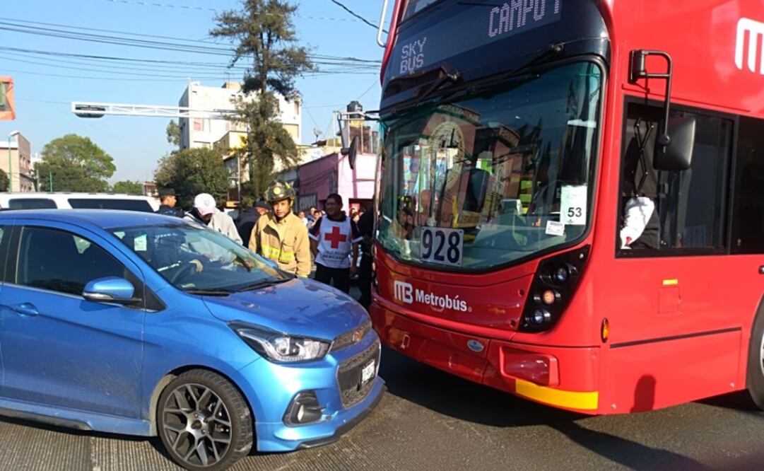 Bomberos y policías acudieron a la zona para verificar el estado de salud de los dos conductores y los pasajeros del transporte público. Foto: Especial