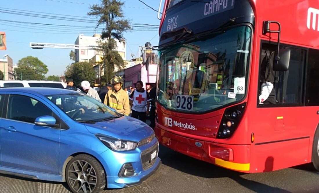 Bomberos y policías acudieron a la zona para verificar el estado de salud de los dos conductores y los pasajeros del transporte público. Foto: Especial