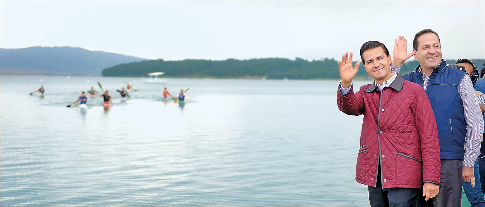 El presidente Enrique Peña Nieto inauguró ayer la Pista de Remo y Canotaje de Villa Victoria, Estado de México, acompañado del gobernador Eruviel Ávila Villegas. (FOTO: PRESIDENCIA)