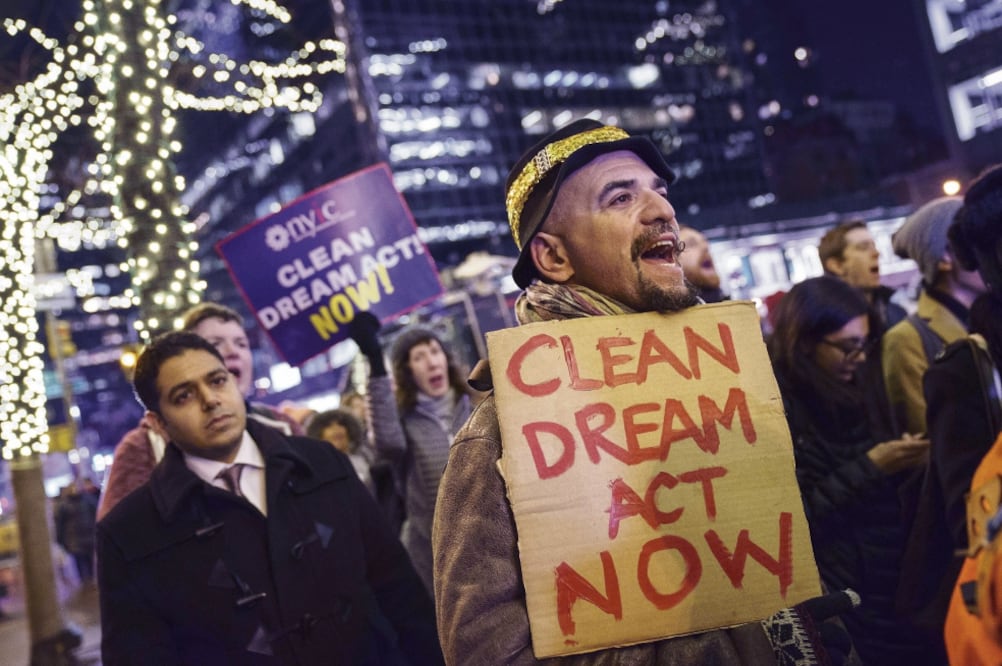 Activistas se manifestaron ayer en Nueva York para pedir que se apruebe una ley para los jóvenes DACA que no se condicione a medidas de seguridad (DREW ANGERER. AFP)