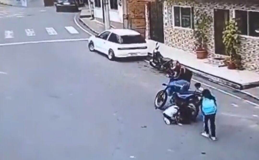En un video que se ha difundido en redes sociales se observa que la pequeña iba en la moto junto a dos menores más y el hombre que conducía el vehículo. Foto: Tomada del video