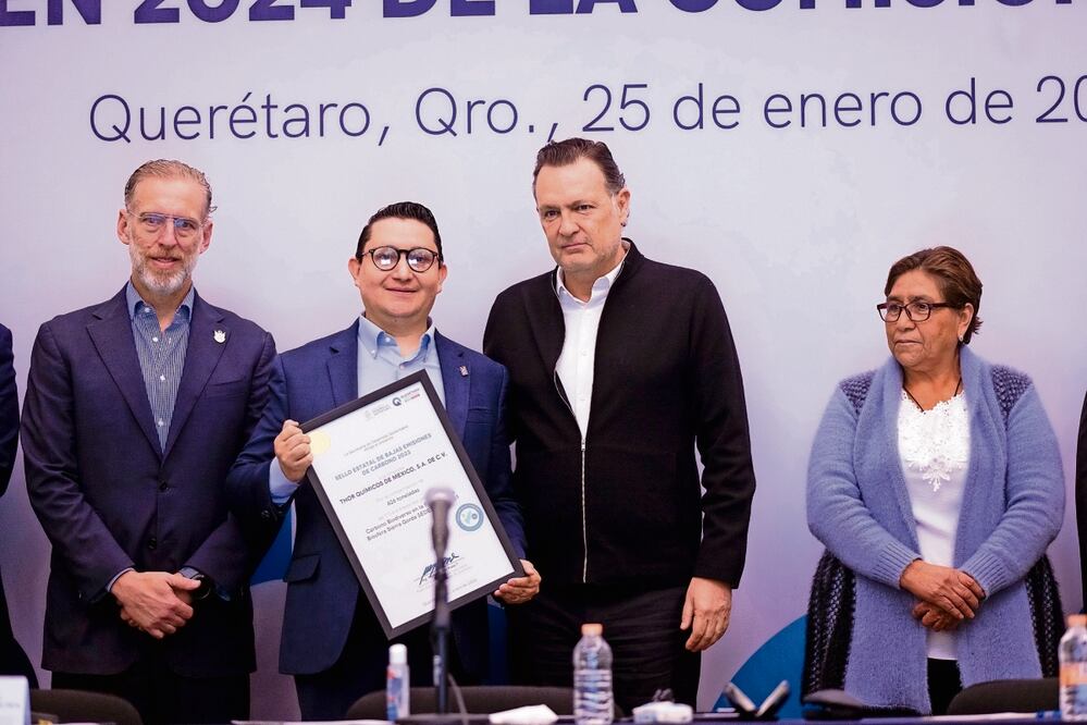 El gobernador entregó reconocimiento a empresas y ejidos que luchan por mejorar el medio ambiente. Foto: Especial