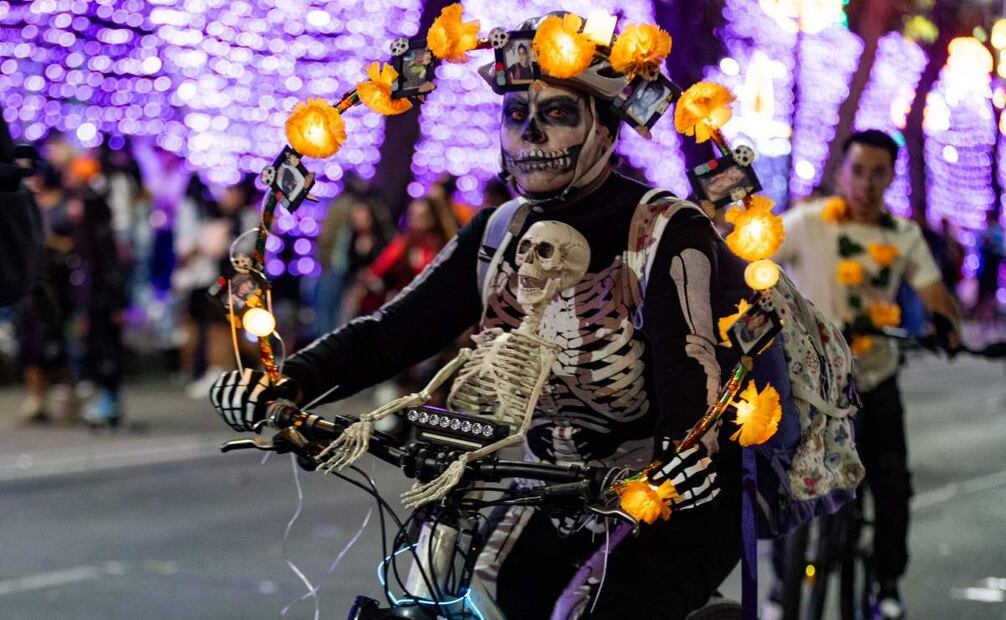 Miles de personas asistieron al Paseo Nocturno de Día de Muertos.
Foto: Hugo Salvador/El Universal