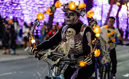 Paseo Nocturno por el Día de Muertos bate récord de asistencia; más de 190 mil participantes ciclistas, patinadores y personas a pie