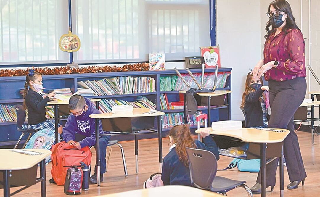 La profesora Laura Sánchez junto a sus estudiantes, en el primer día de regreso a clases, luego de los cierres decretados por la pandemia en La Puente, California. Foto: J. Brown. AFP