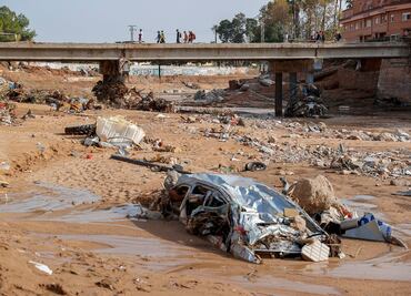 España aprueba paquete de ayuda por 10 mil 600 millones de euros para afectados por inundaciones; declara zona de desastre