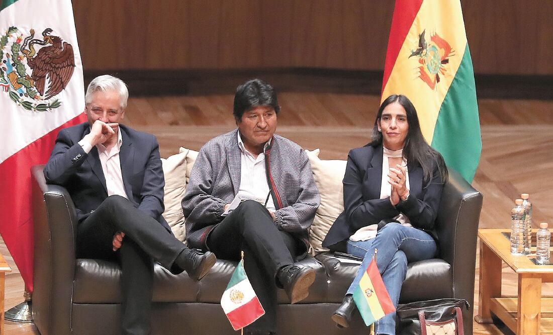 Evo Morales (centro) participó ayer en un conversatorio que se llevó a cabo en la sala Ollin Yolitztli, en la Ciudad de México, donde señaló que el neoliberalismo es el enemigo de las nuevas generaciones. VALENTE ROSAS. EL UNIVERSAL