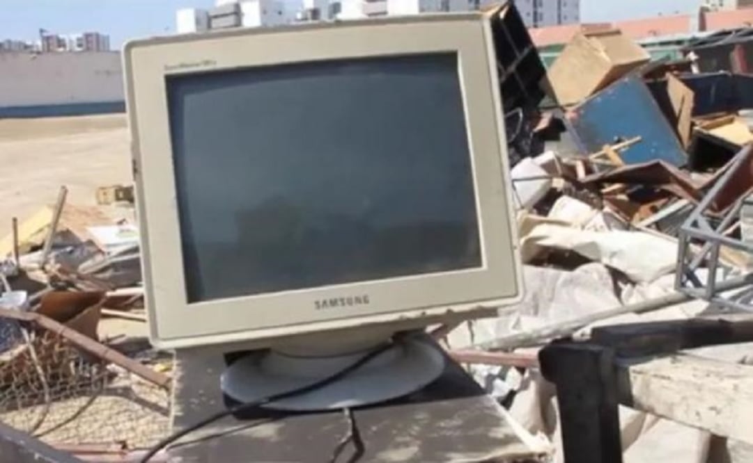 Tons of prohibited items, including furniture, appliances and mattresses appliances, were stacked on the court of the prison and removed yesterday by heavy machinery and trucks. (Photo: Archive/El Universal)