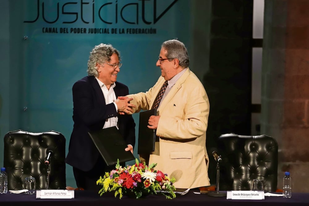 Germán Pérez Rodríguez, de Canal Zoom de Colombia (izquierda) y Ernesto Velázquez Briseño, director de Justicia TV, firmaron el convenio. Foto: Berenice Fregoso | El universal