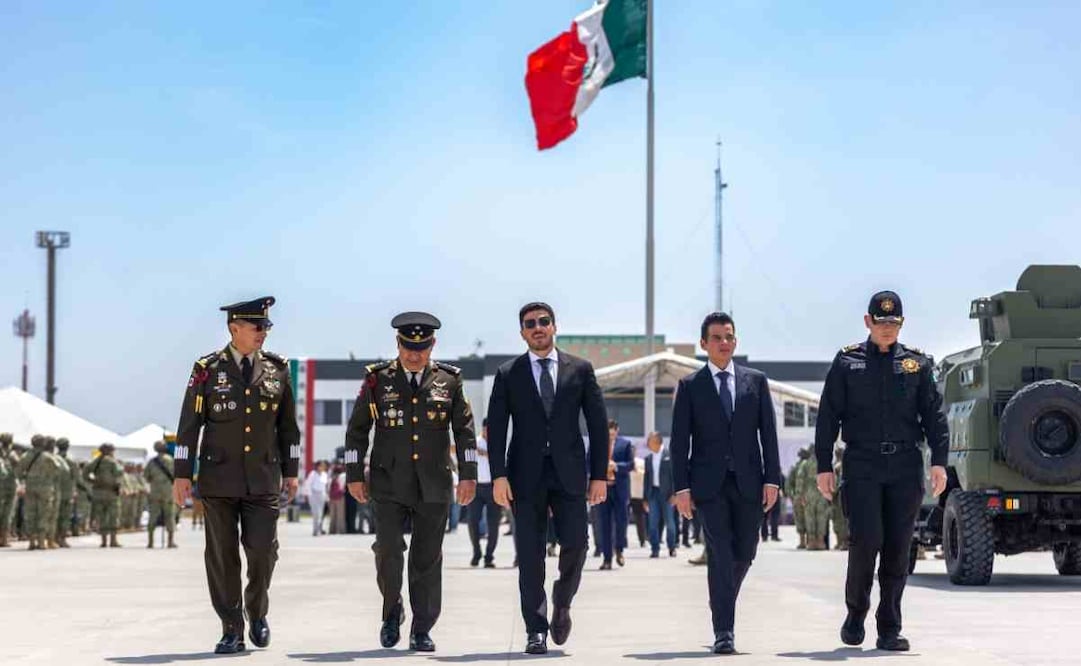 Samuel García, gobernador de Nuevo León encabezó la ceremonia de toma de posesión de los nuevos mandos militares en el estado / Foto: Especial