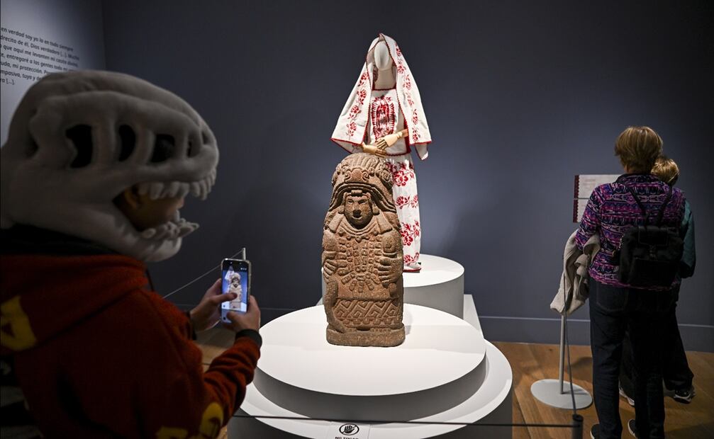 Aspectos de la exposición "La mitad del mundo. La mujer en el México indígena", que reúne 435 piezas procedentes de colecciones de todo México en un proyecto binacional con el que se busca reforzar los vínculos entre ambos países, en la Casa de México de Madrid. 
FOTO: EFE/ Fernando Villar.