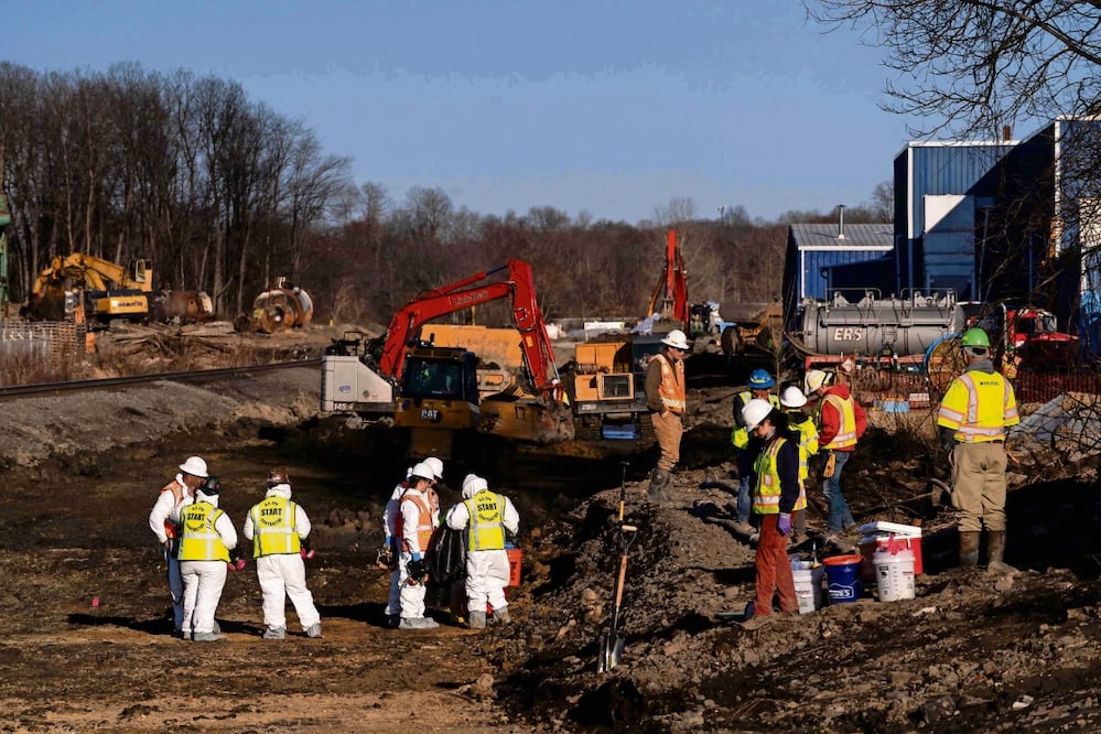 Contratistas recolectaron muestras de suelo y aire del sitio del descarrilamiento el 9 de marzo de 2023, en East Palestine, EU. Foto: AFP