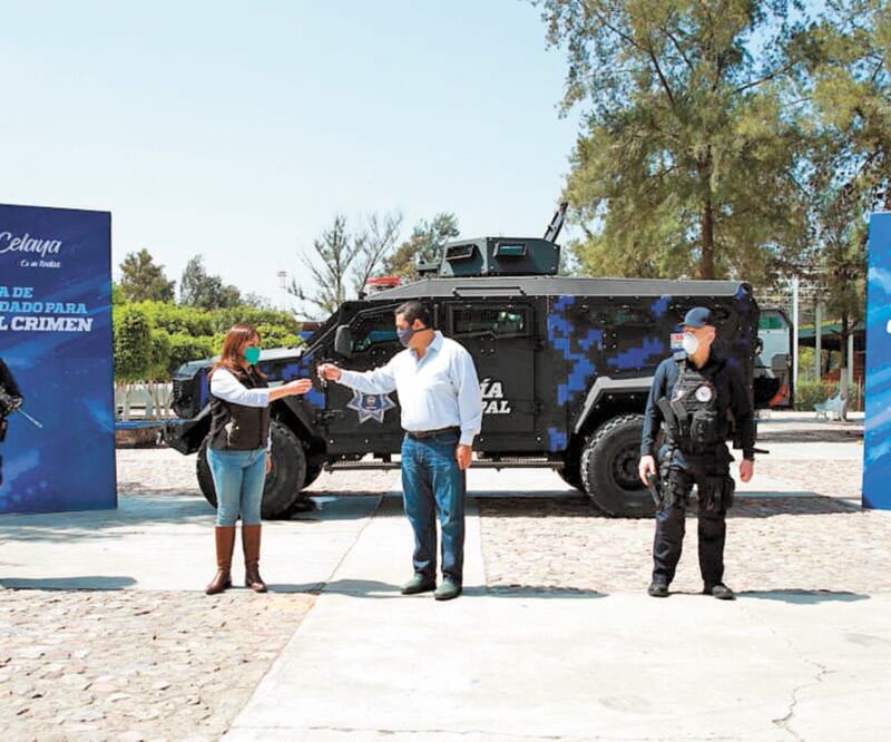 La alcaldesa Elvira Paniagua agradeció al gobernador Diego S. Rodríguez Vallejo la entrega del vehículo blindado Black Mamba Sandcat 4X4. Foto: Especial