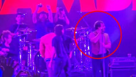 Líder de Enjambre pide que paren canción tumbada durante su concierto:  "pinche música horrible"