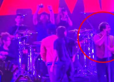 Líder de Enjambre pide que paren canción tumbada durante su concierto: "pinche música horrible"