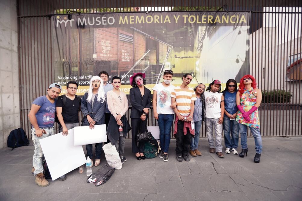 Poco más de diez compañeros drag queen manifestaron su solidaridad con Mikonika Q (GERMAN ESPINOSA. EL UNIVERSAL)