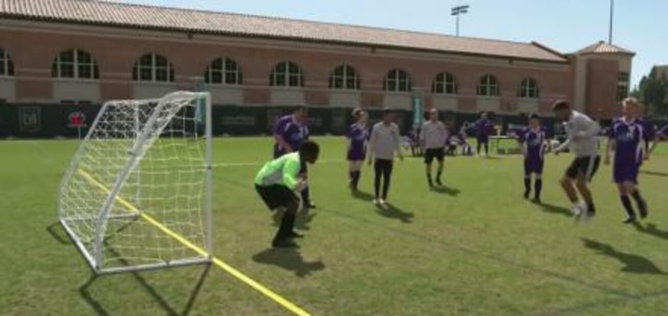 Carlos Vela se enfrenta a James Corden en The Late Late Show