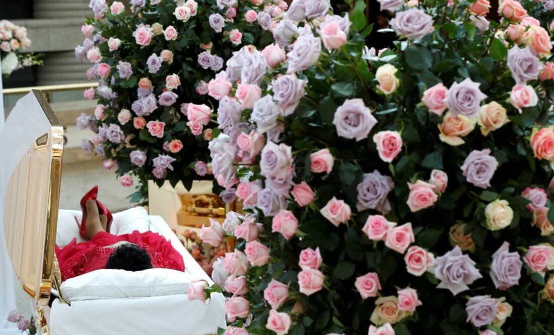 Los fans se acercaron al féretro bañado en oro mientras al fondo sonaban sus grabaciones de góspel. Foto: Reuters